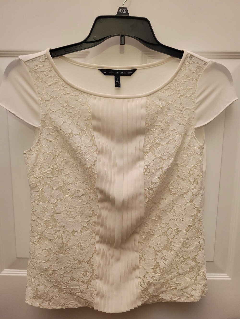 Embroidered White House Black Market Ivory Lace Pleated Cap Sleeve Blouse